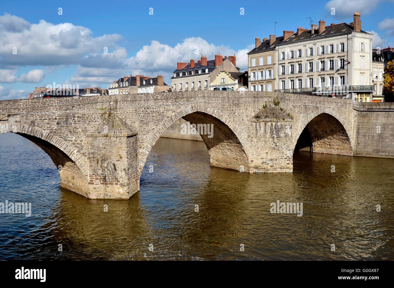 Die alte Brücke (Pont-Vieux in französischer Sprache) auf dem Fluss Mayenne in Laval, Gemeinde im Département Mayenne in Nordwest-Frankreich Stockfoto