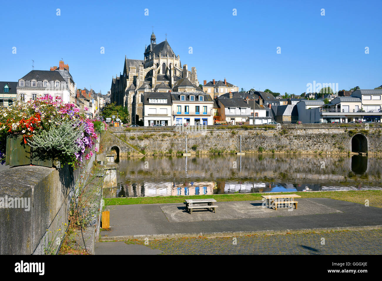 Fluss in der Stadt Mayenne mit Basilika Notre-Dame, Gemeinde im Département Mayenne in Nordwest-Frankreich Stockfoto