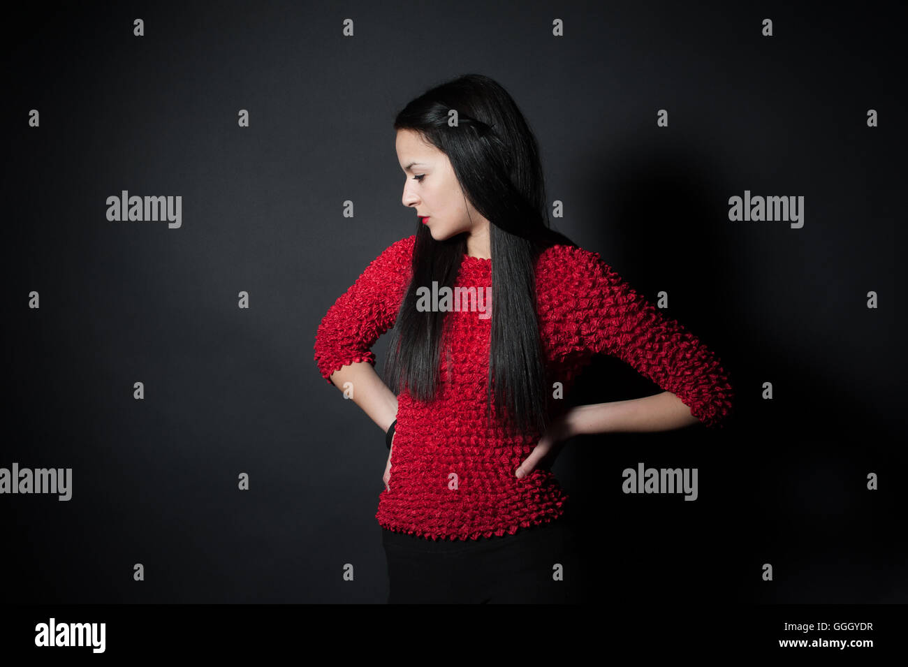 Portrait eines Mädchens in rote Bluse. Stockfoto