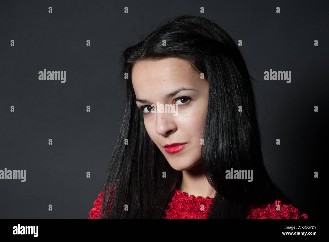 Portrait eines Mädchens in rote Bluse. Stockfoto