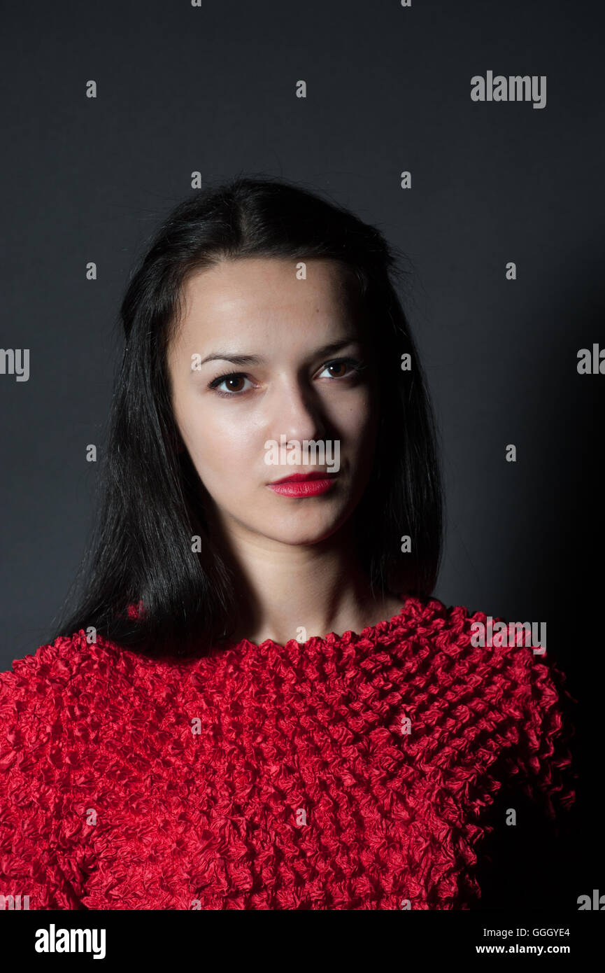 Portrait eines Mädchens in rote Bluse. Stockfoto