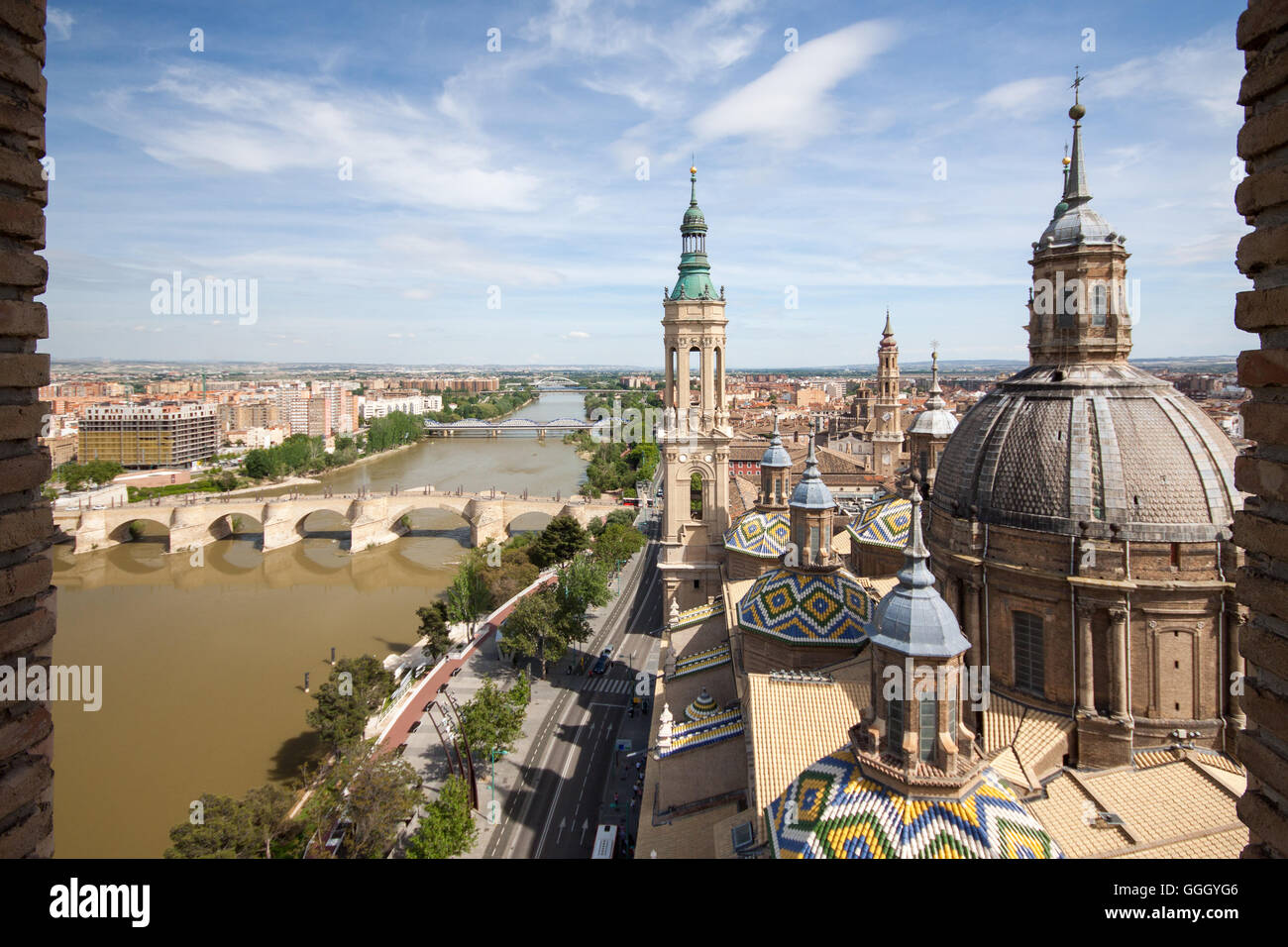 Luftaufnahme der Fluss Ebro und Basilica del Pilar Kirche in Zaragoza, Spanien Stockfoto