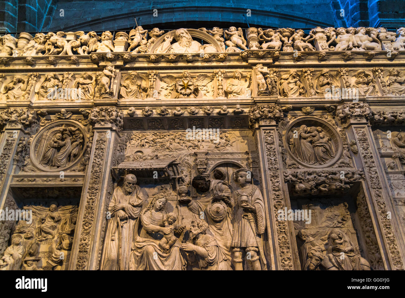 Lettner, Renaissance-Stil, verziert mit Reliefs, die Szenen der Heiligen, geschnitzt aus Kalkstein, Kathedrale von Avila, Av Stockfoto