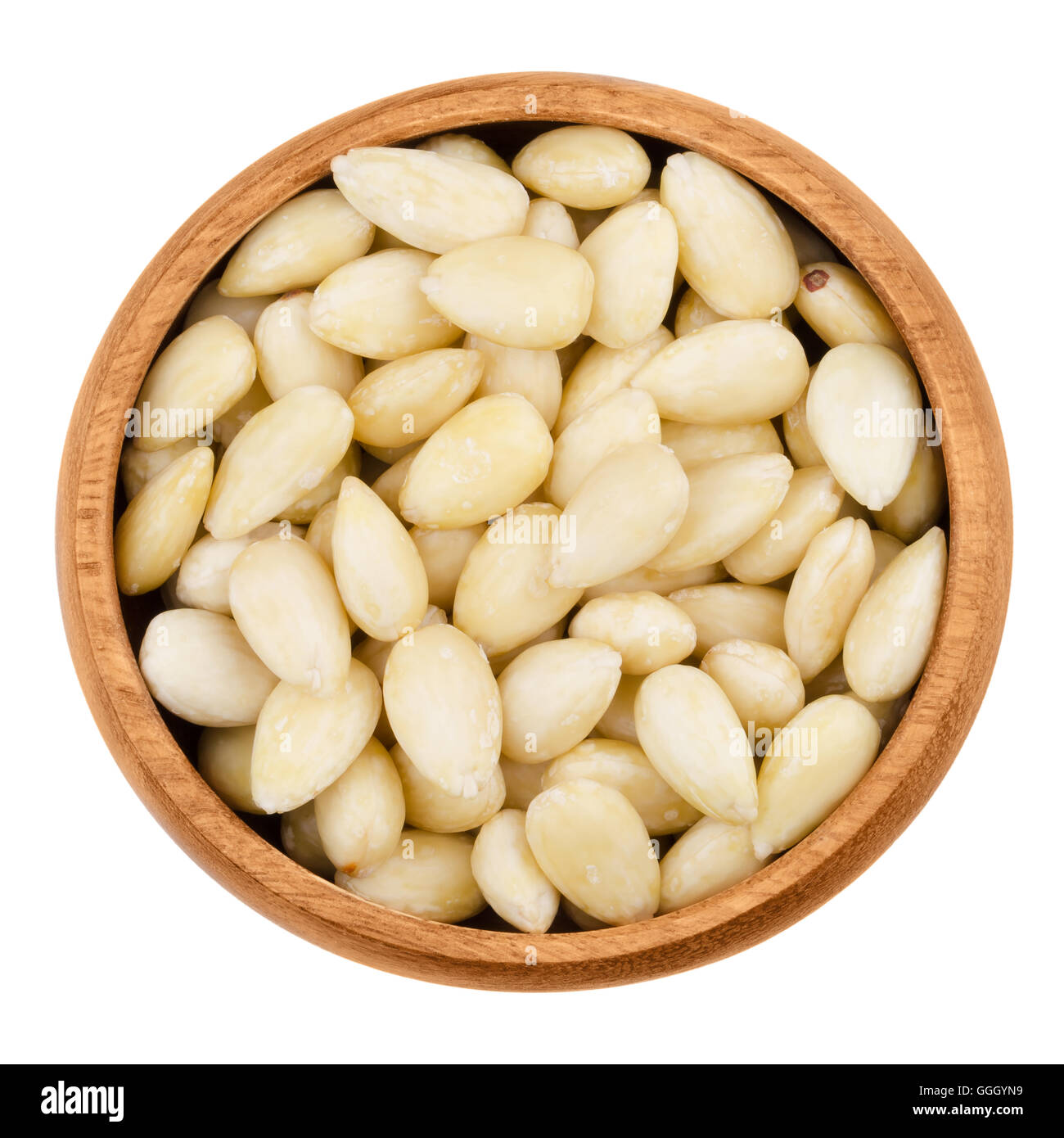Blanchierte Mandeln in einer Schüssel auf weißem Hintergrund. Die rohen essbaren Samen sind keine Muttern, botanisch Steinfrüchte. Stockfoto