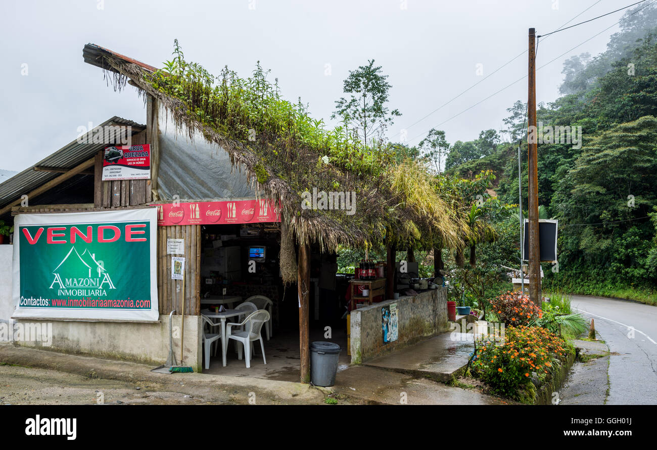 Ein Straßencafé in der Bergwelt der Anden. Ecuador, Südamerika. Stockfoto
