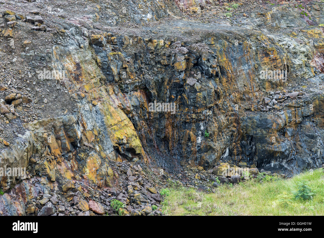 Ausläufer des Bio-reiche Teersand in einem Steinbruch. Ecuador, Südamerika. Stockfoto