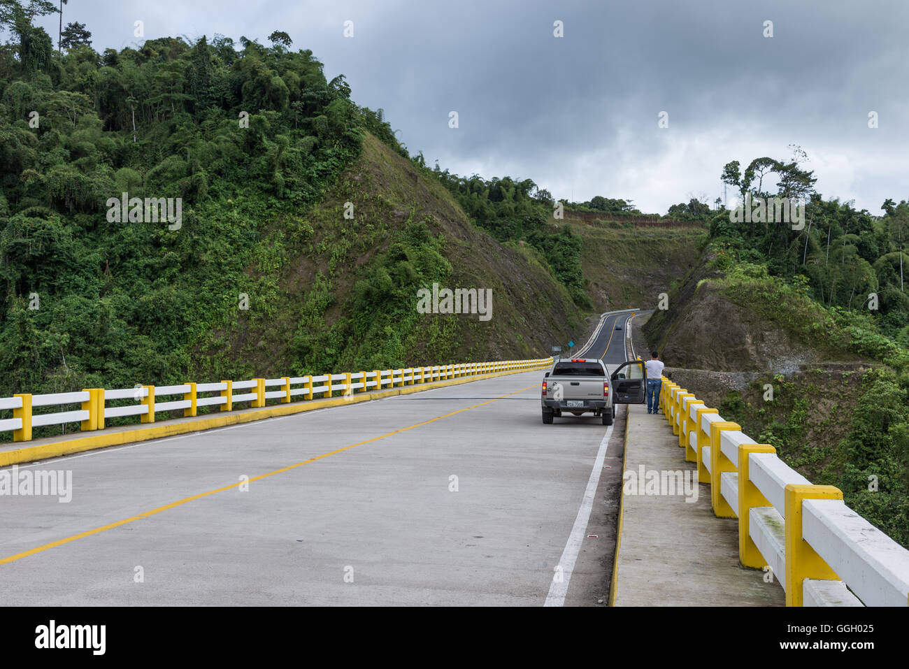 Neu errichtete Autobahnbrücke in Anden Bergregion. Ecuador, Südamerika. Stockfoto