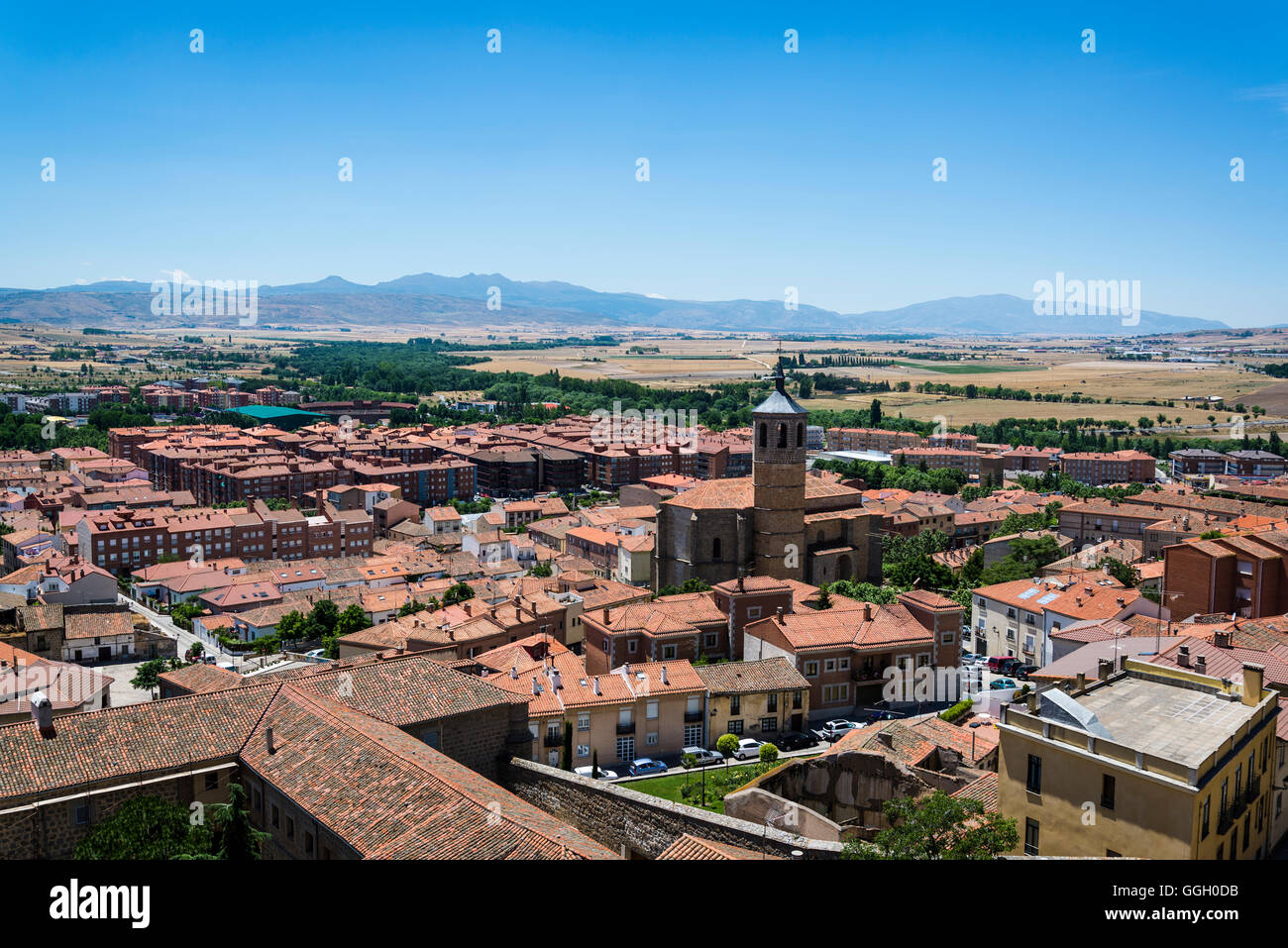 Blick auf die Stadt und die umliegende Landschaft von den mittelalterlichen Stadtmauern, Avila, Castilla y Leon, Spanien Stockfoto