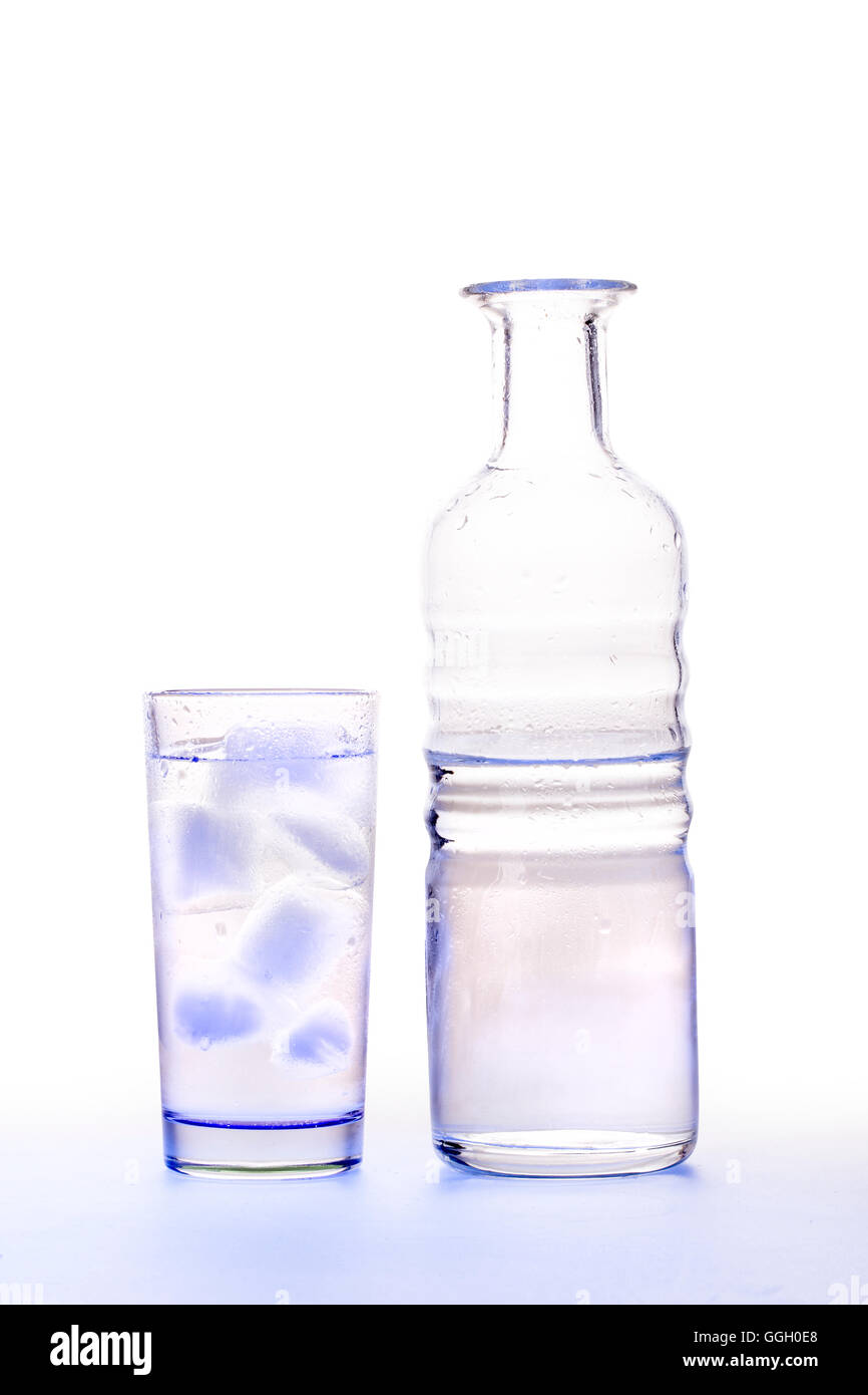 Kanne und Glas mit Eis Wasser Stockfoto