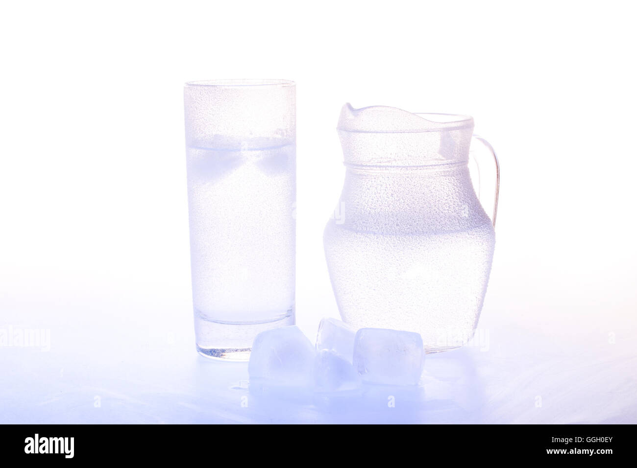 Kanne und Glas mit Eis Wasser Stockfoto