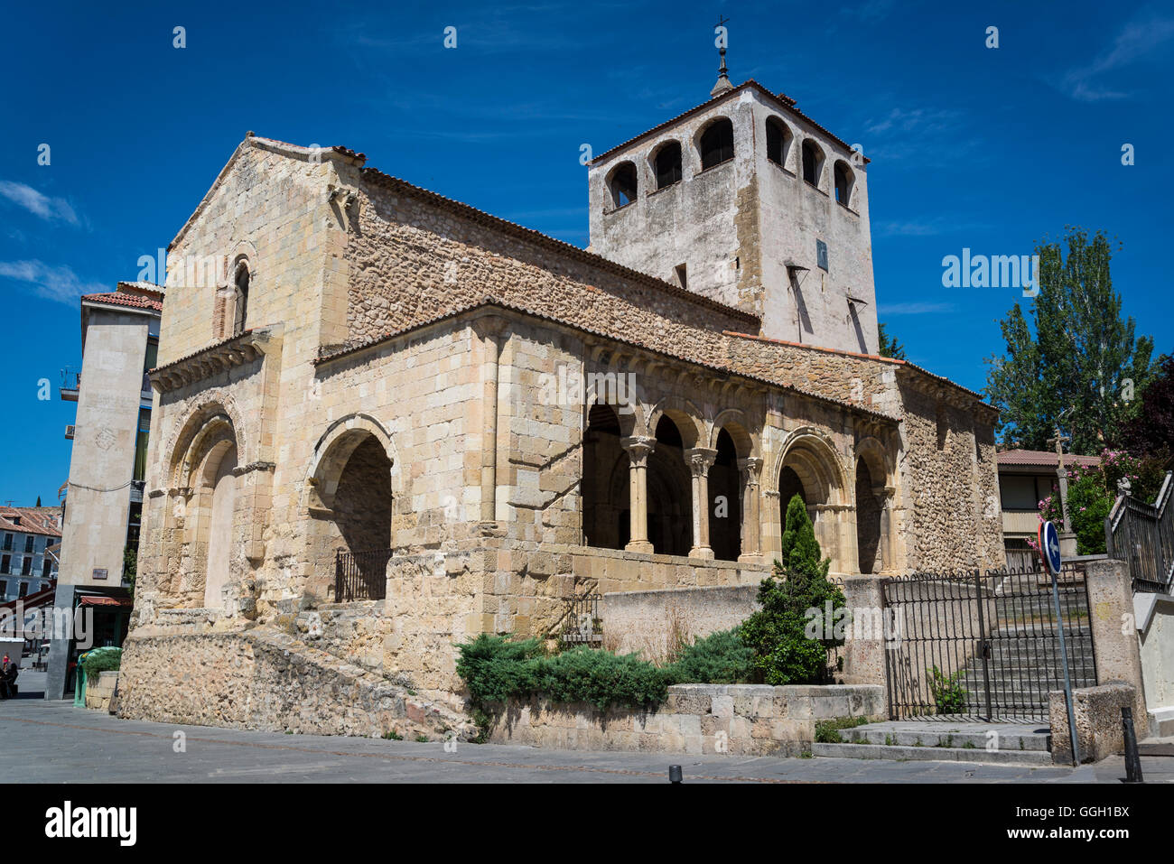 Romanische Kirche auf Avenida del Acueducto Street, Segovia, Castilla y Leon, Spanien Stockfoto