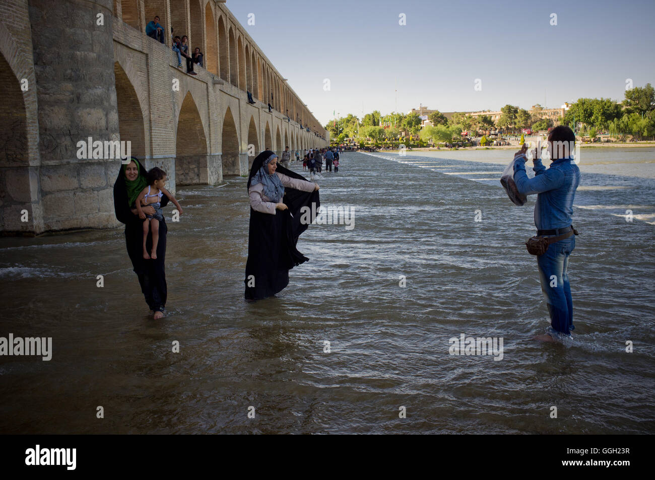 Eine Familie genießt Wasser an der Si-o-She-Pol-Brücke in Isfahan, Iran. Jordi Boixareu © Stockfoto