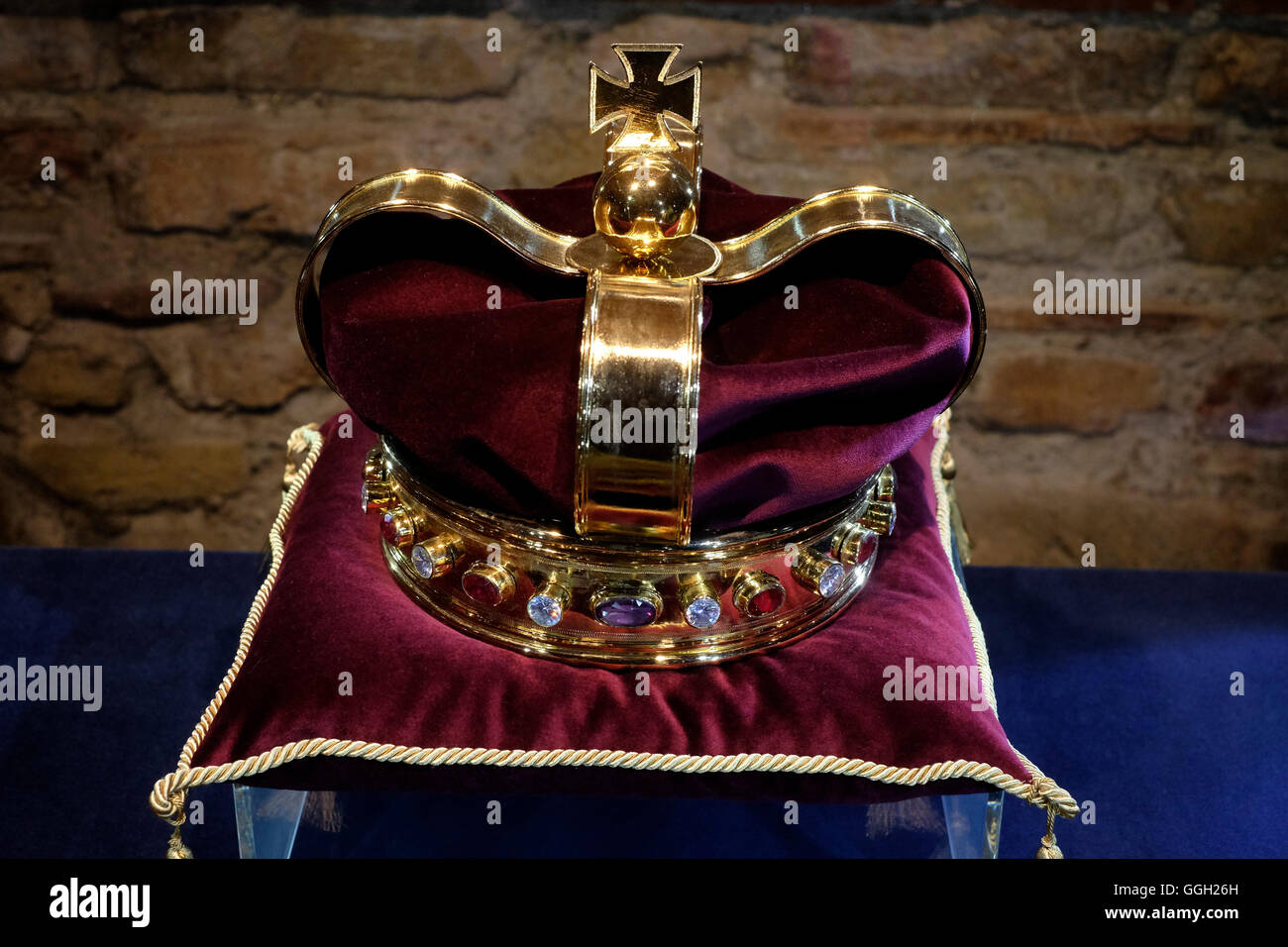 Krone der Großfürst von Litauen angezeigt im Festsaal des hohen gotischen Palast im Inneren des Palastes des Großfürsten von Litauen Museum in der Altstadt von Vilnius in Litauen rekonstruiert Stockfoto