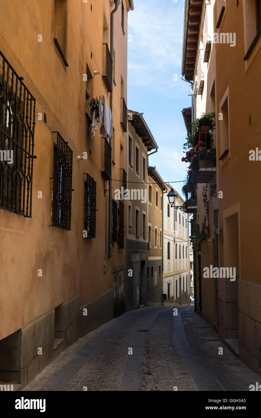 Schmale Straße im Zentrum der Altstadt, Segovia, Castilla y Leon, Spanien Stockfoto