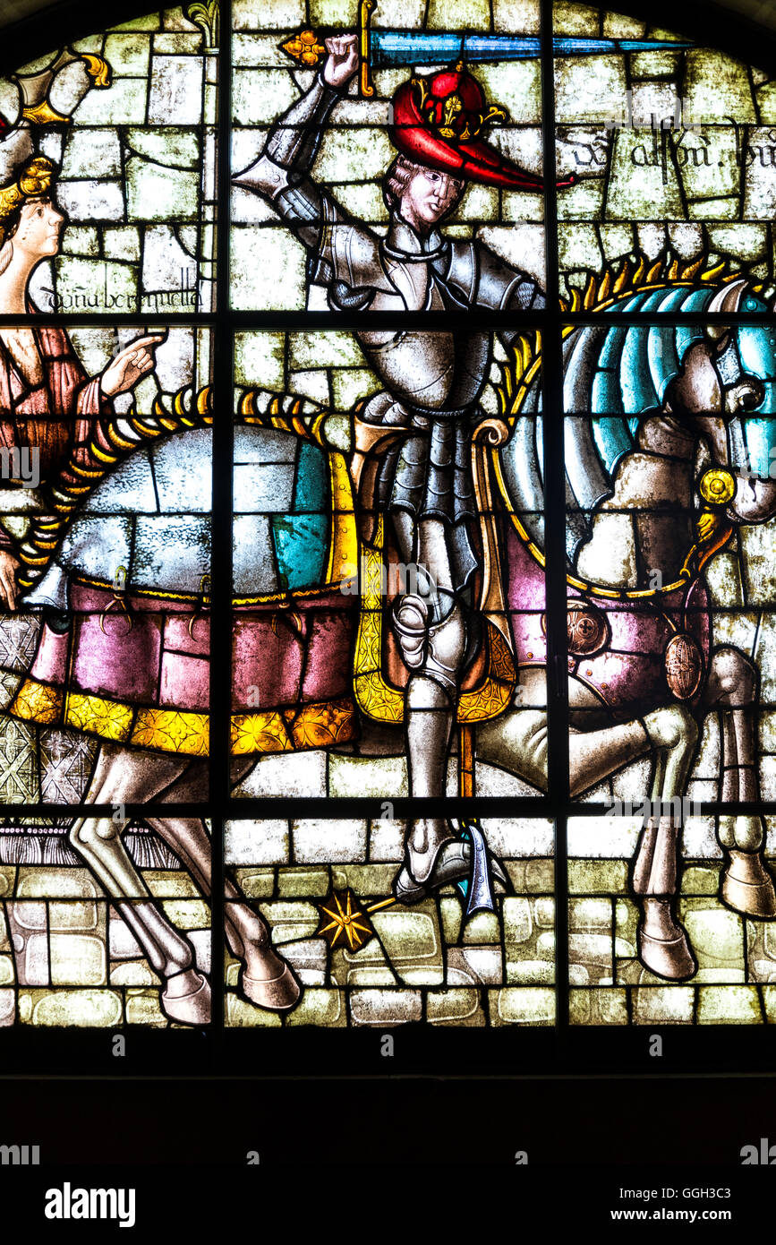 Glasfenster von einem Ritter auf Pferd, mittelalterliche Burg Alcazar, Segovia, Castilla y Leon, Spanien Stockfoto