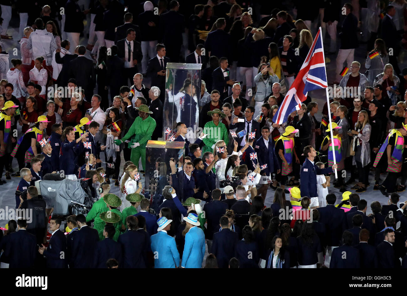 Great Britain Flag Träger Andy Muray führt, Team GB während der Eröffnungsfeier im Maracana, Rio De Janeiro, Brasilien Rio Olympischen Spiele 2016. Stockfoto