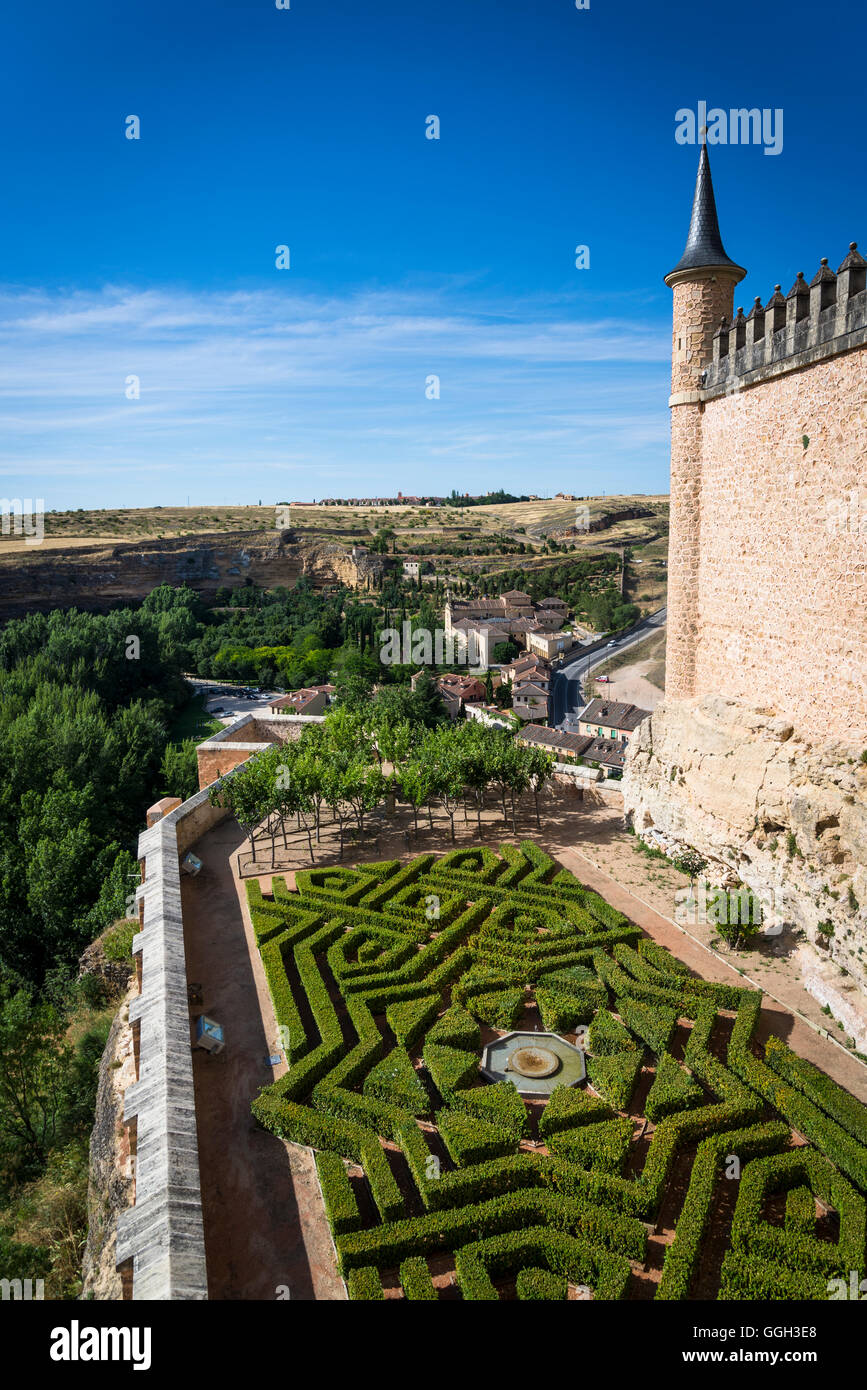 Topiary Garten von Alcazar mittelalterliche Burg, Segovia, Castilla y Leon, Spanien Stockfoto