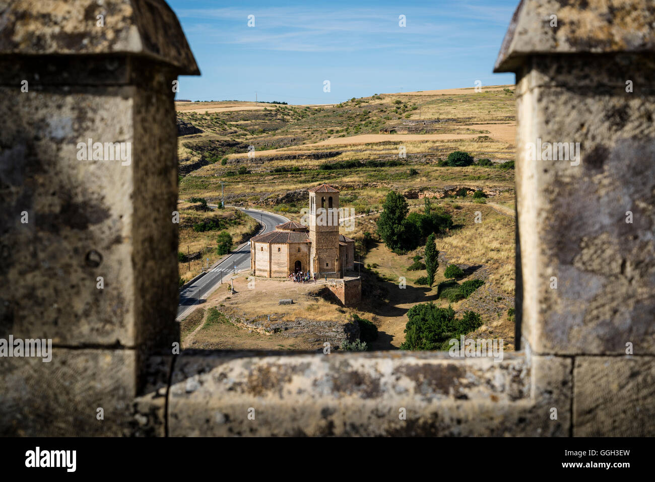 Kloster des Heiligen Johannes vom Kreuz umrahmt von den Mauern des Schlosses Alcazar, Segovia, Castilla y Leon, Spanien Stockfoto