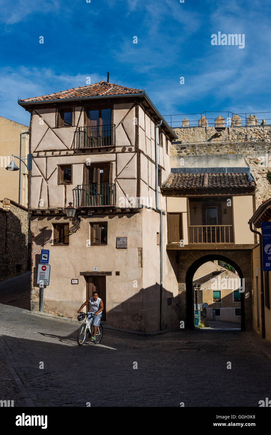 Socorro Street und Puerta de San Andres im alten jüdischen Viertel, Segovia, Castilla y Leon, Spanien Stockfoto