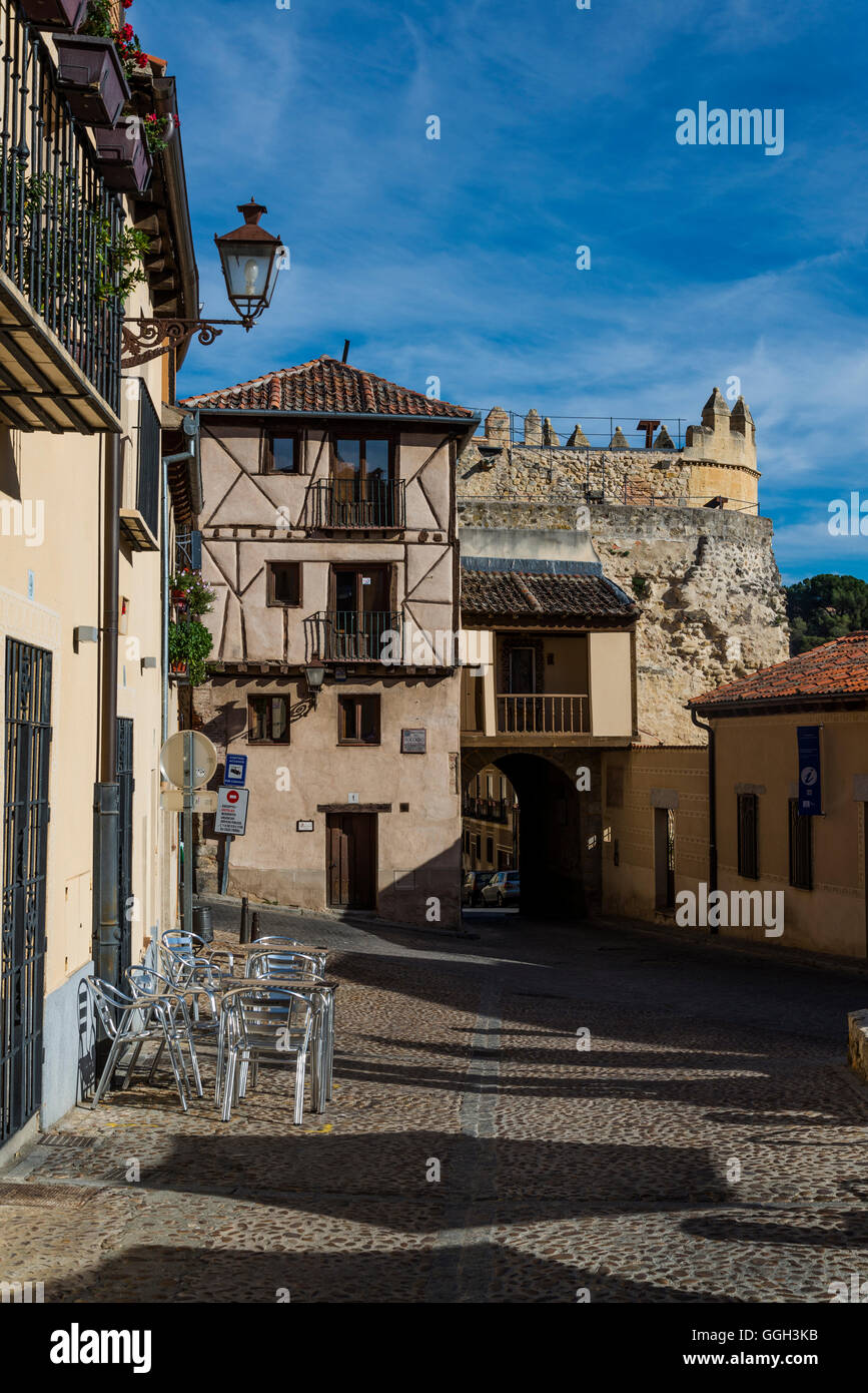 Socorro Street und Puerta de San Andres im alten jüdischen Viertel, Segovia, Castilla y Leon, Spanien Stockfoto