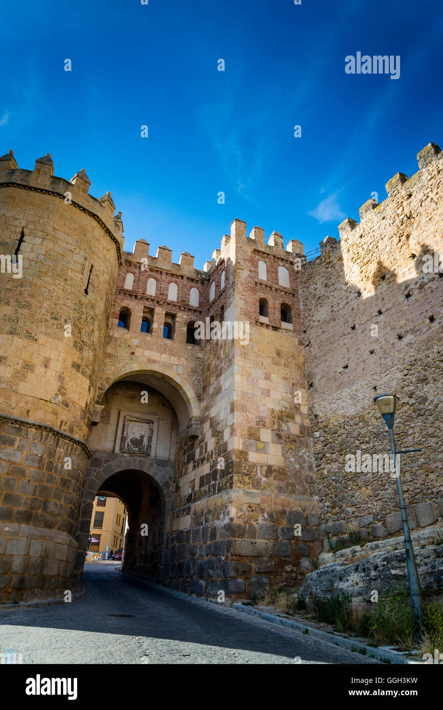 Puerta de San Andres in Stadtmauern, Segovia, Castilla y Leon, Spanien Stockfoto