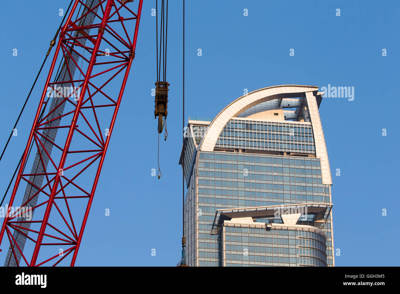 Kran mit Wolkenkratzern Stockfoto