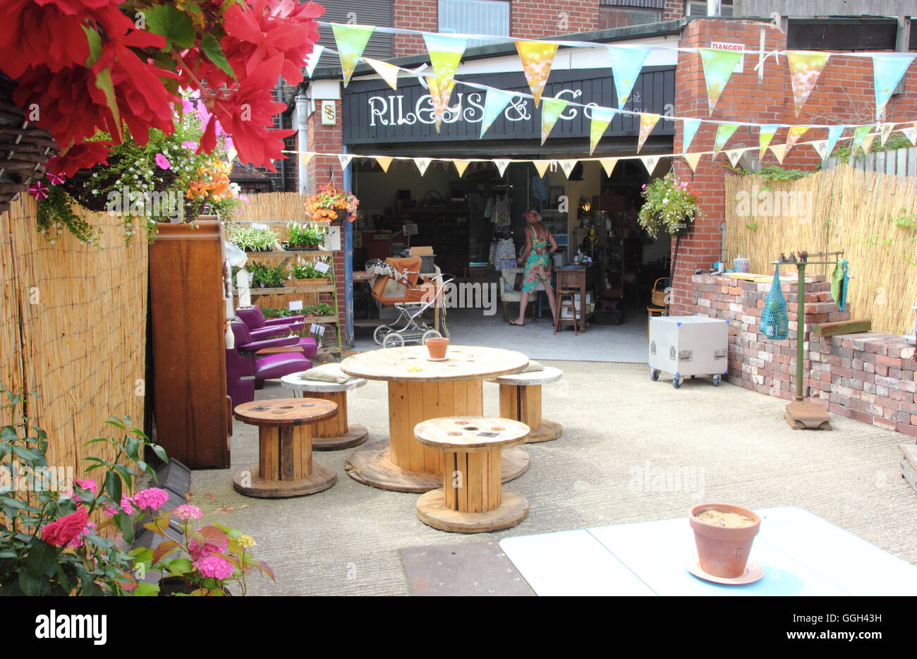 Sitzgelegenheiten im Freien und Café-Bereich in Rileys & Co, ein Jahrgang und Antiquitäten zu speichern, im Herzen von Sheffield Antiquitäten Viertel, UK Stockfoto