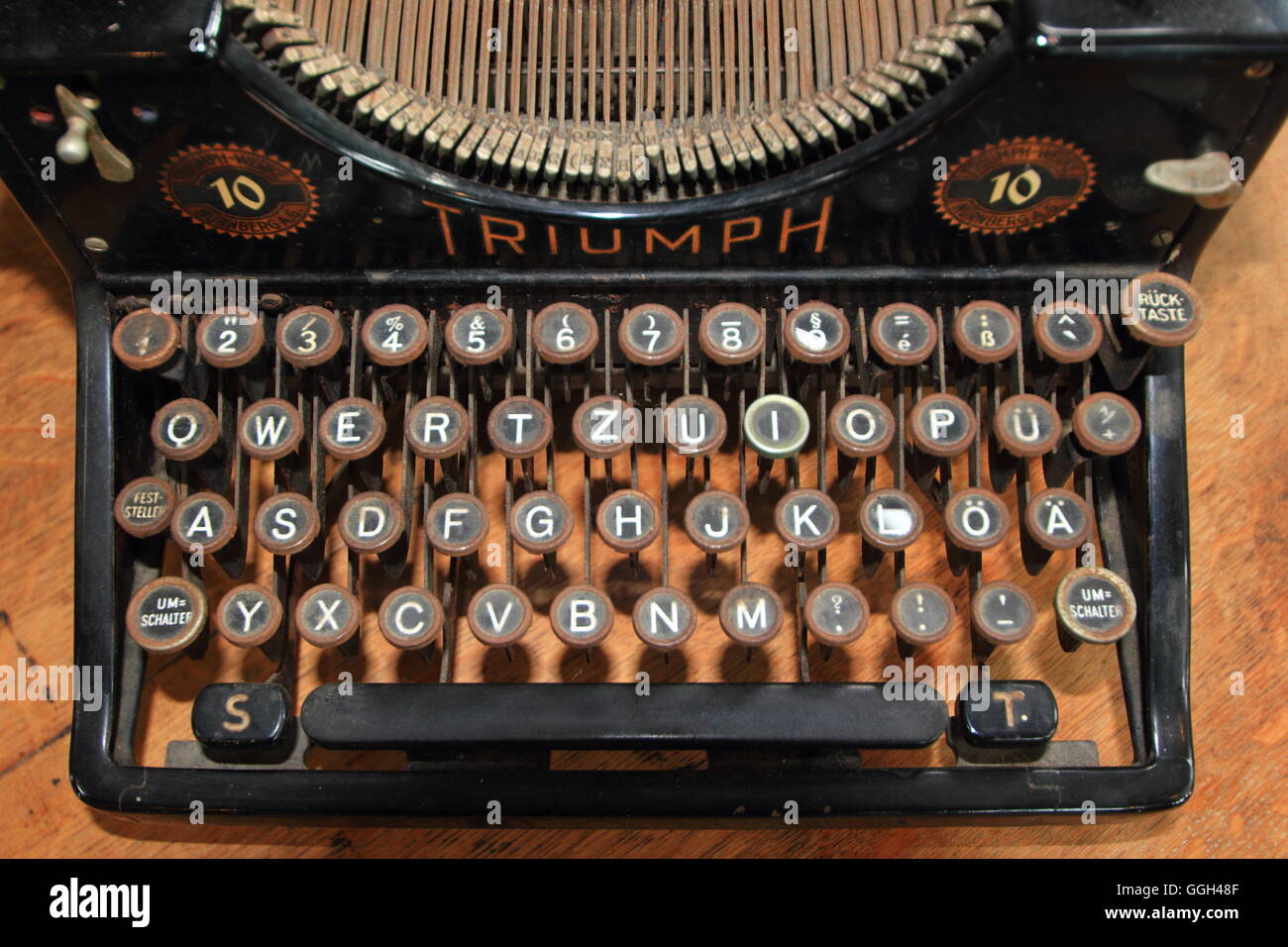 Vintage deutsche Schreibmaschine auf Verkauf in Sheffield Antiquitäten Viertel, Sheffield South Yorkshire Stockfoto