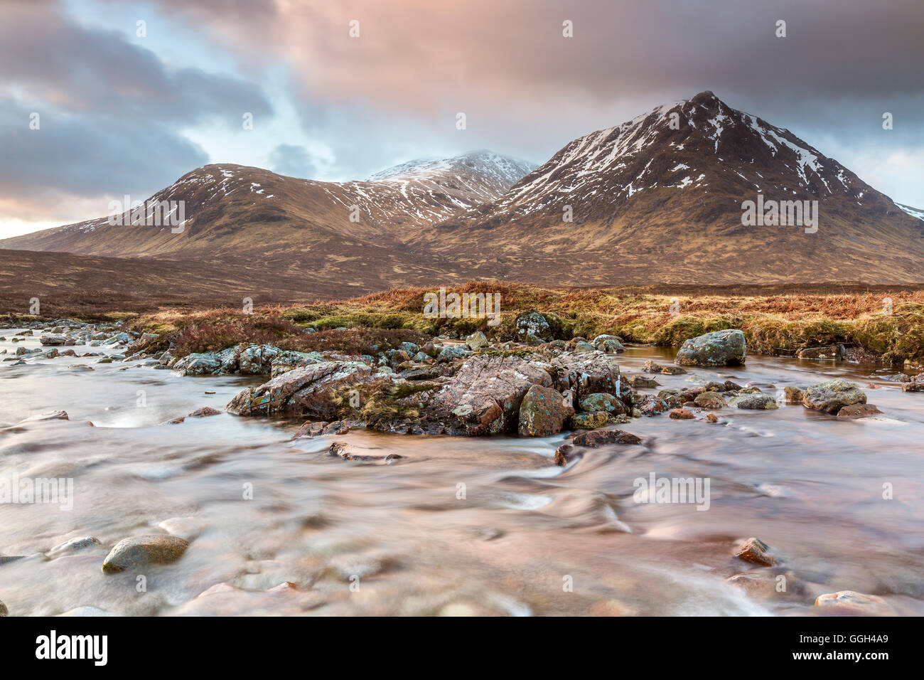 SRON Na Creise & Stob ein ' Ghlais Choire und Fluss Coupall bei Glen Etive, Highlands, Schottland, Vereinigtes Königreich, Europa. Stockfoto