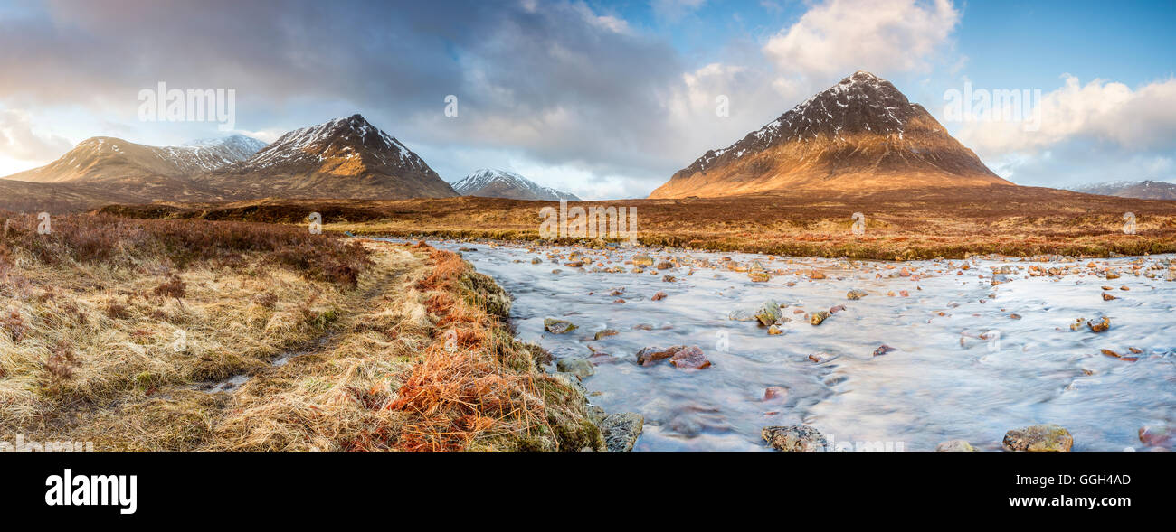 Buachaille Etive Mor und der Fluss Coupall an Glen Etive, Highlands, Schottland, Vereinigtes Königreich, Europa. Stockfoto