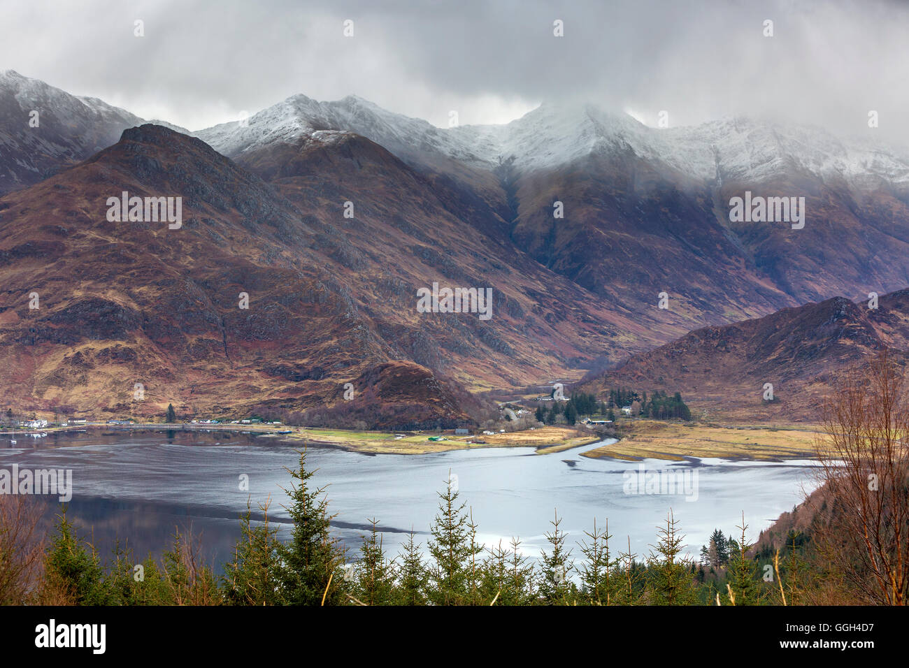 Berge und Loch Duich aus Bealach Ratagain Sicht, Ratagain Pass, Highland, Schottland, Vereinigtes Königreich, Europa. Stockfoto