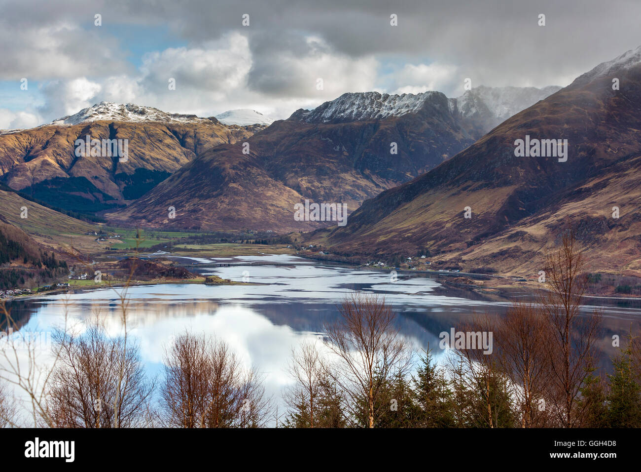 Berge und Loch Duich aus Bealach Ratagain Sicht, Ratagain Pass, Highland, Schottland, Vereinigtes Königreich, Europa. Stockfoto