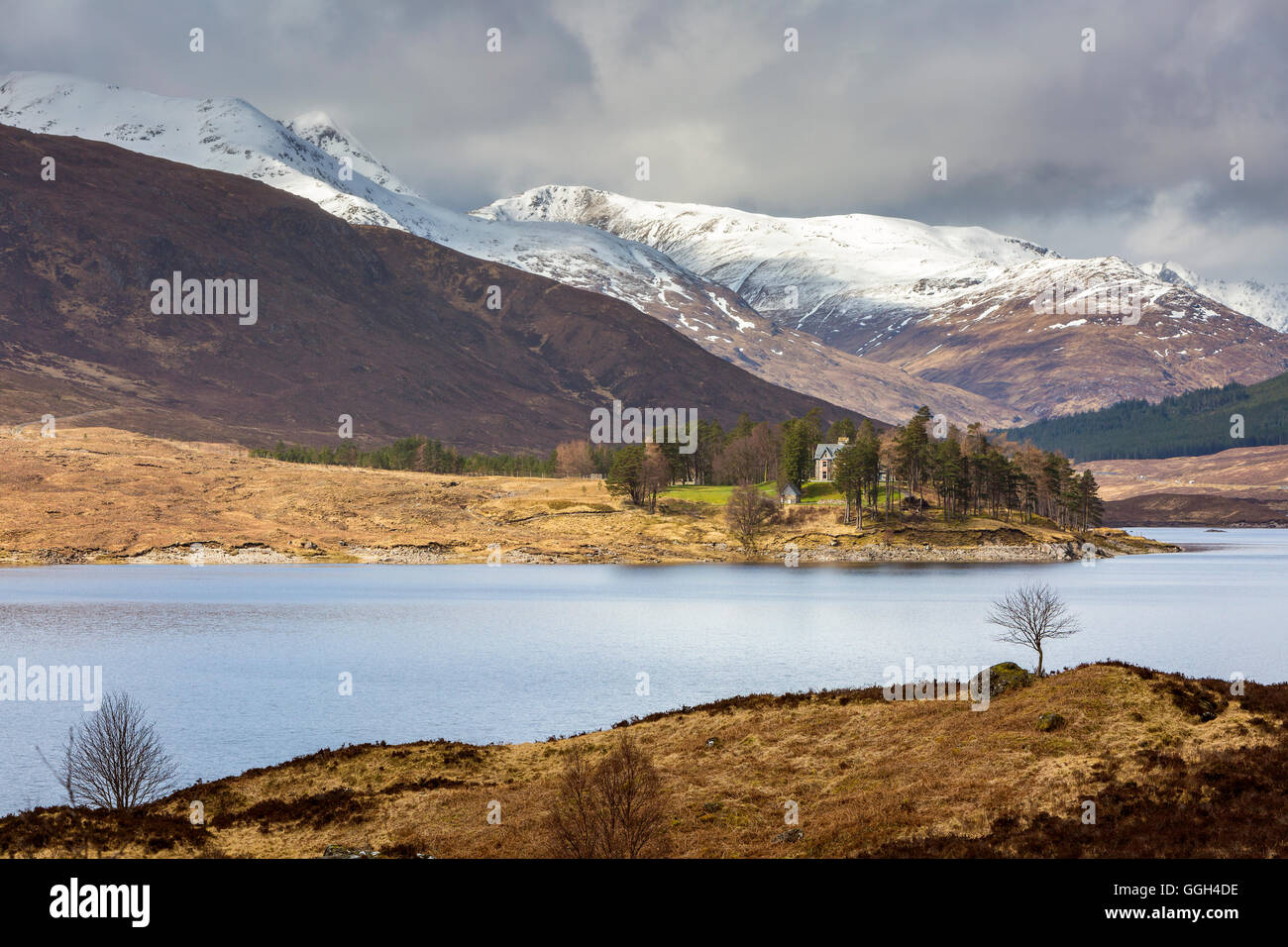 Loch Cluanie bei Glen Shiel, Highland, Schottland, Vereinigtes Königreich, Europa. Stockfoto