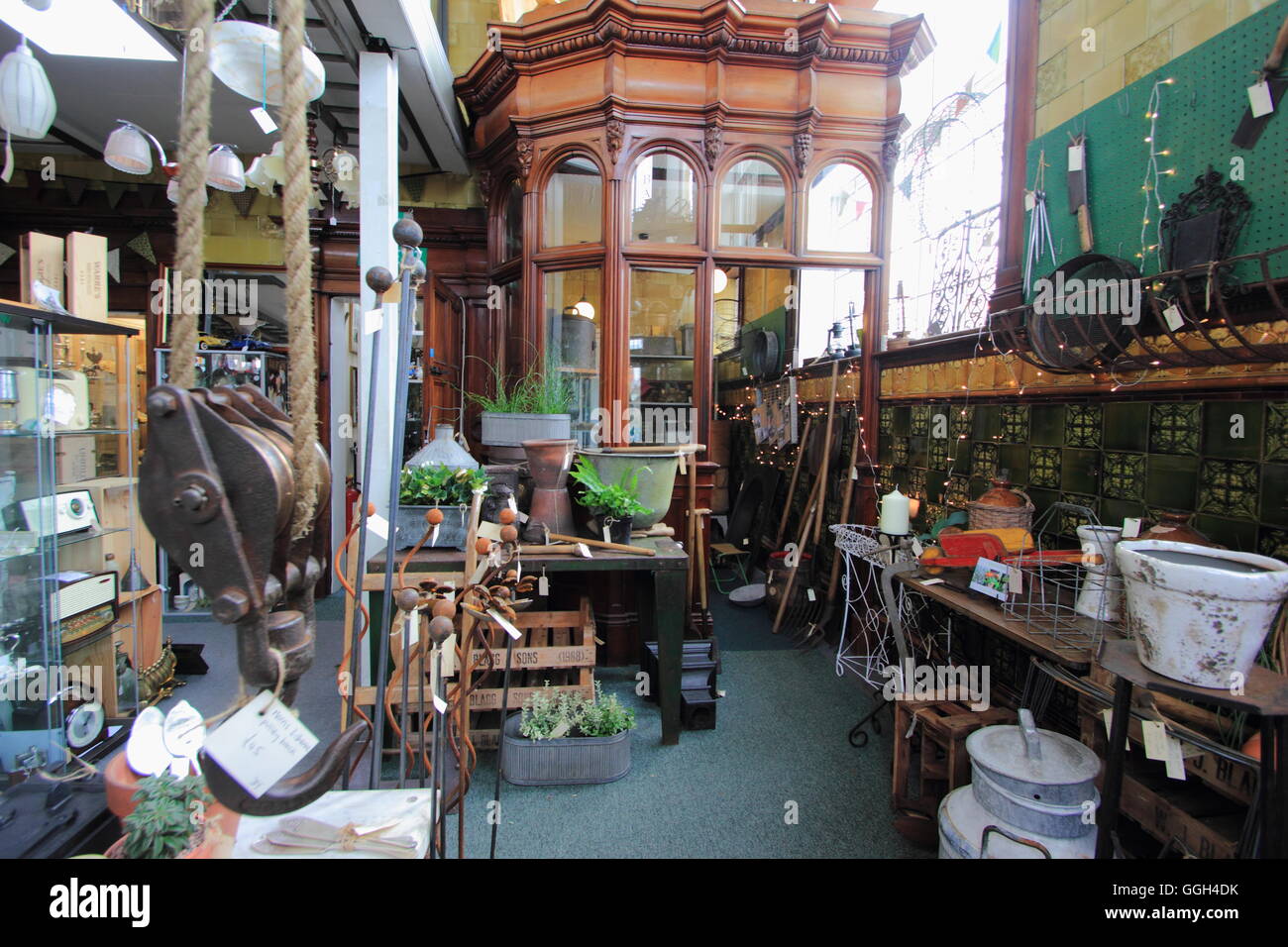 Ware auf Aufsteller in describing Bank Antiques Centre; einer ehemaligen Bank in Antiquitäten Viertel, Sheffield, South Yorkshire UK Stockfoto