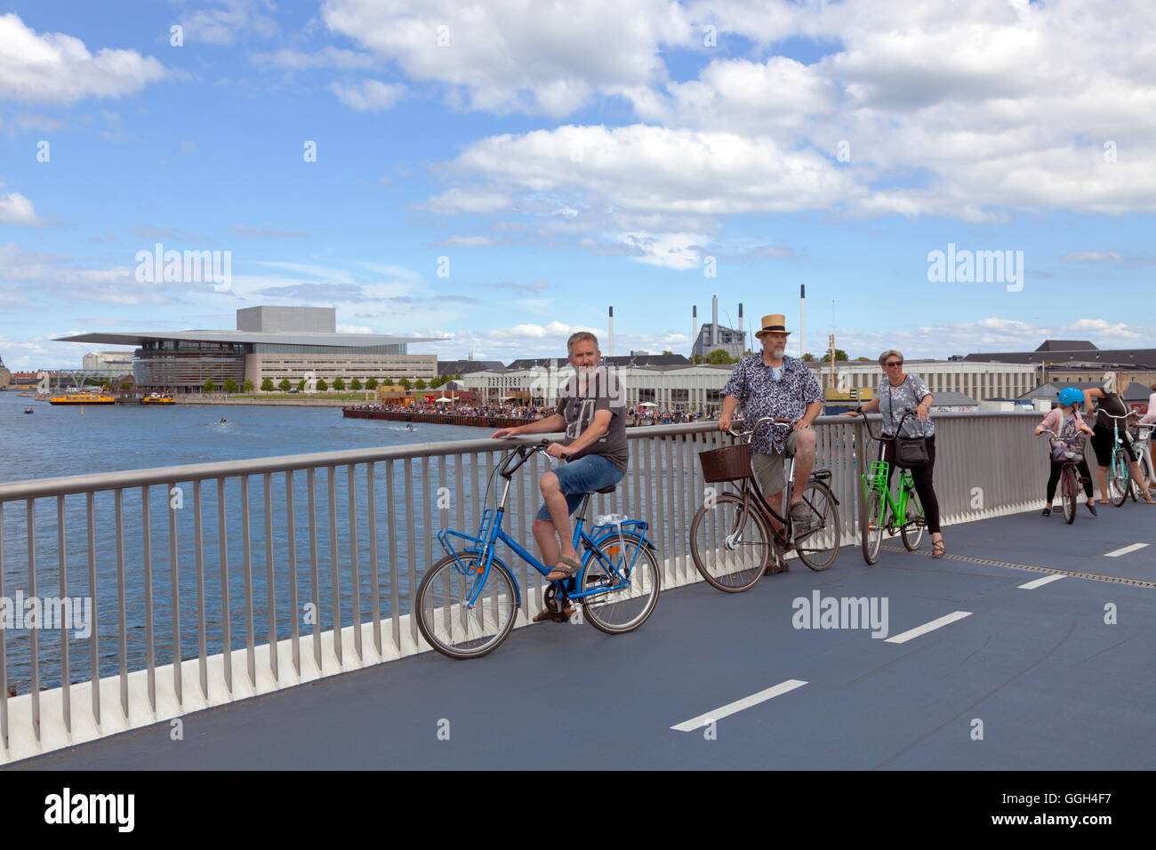 Radfahren Besucher auf die neue Fußgänger- und Radfahrer-Brücke, der Inner Harbour Bridge Verbindung von Nyhavn und Christianshavn. Kopenhagen, Dänemark. Stockfoto