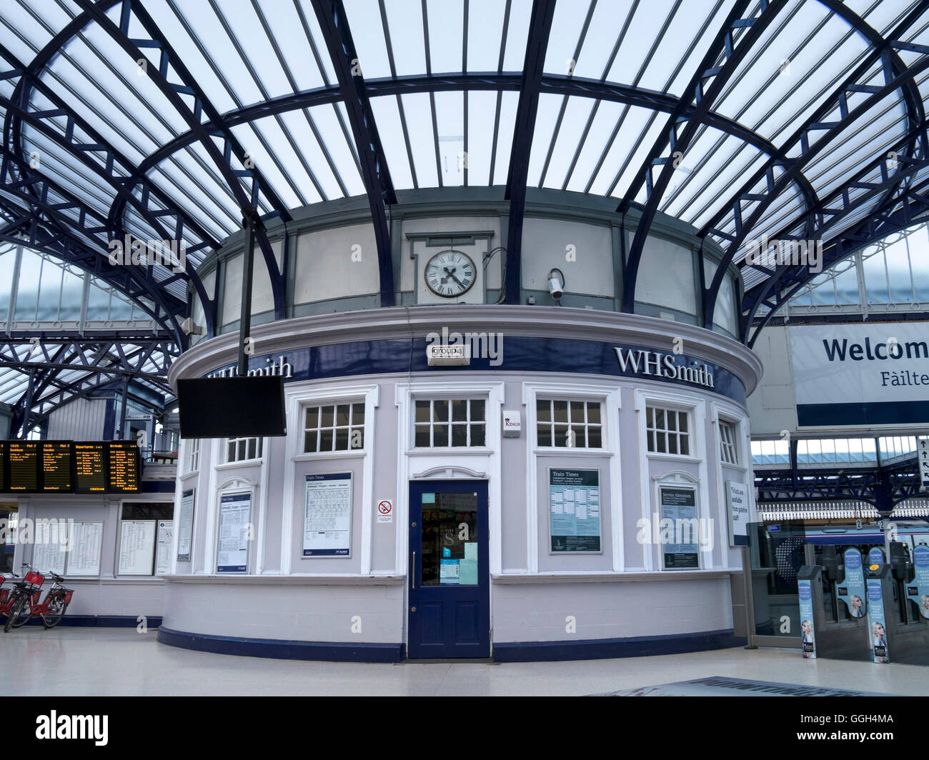 Eingang, kreisförmige Halle und Ticket-Office-Bereich, Stirling Bahnhof, Stirling, Schottland. Stockfoto