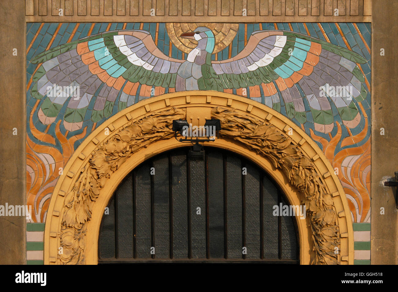 Vogel Phönix. Mosaik, entworfen von tschechischen Künstler Karel ... Vogel Phönix. Mosaik, entworfen von tschechischen Künstler Karel ...