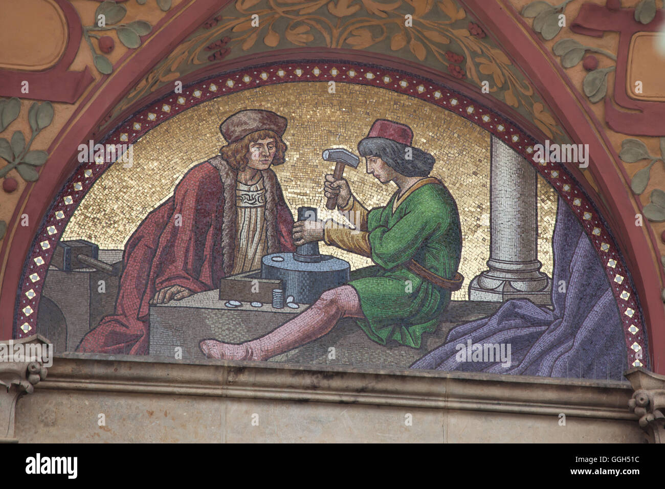 Mittelalterlichen Münzprägungen in Kutna Hora. Allegorische Mosaik nach Entwurf von tschechischen Künstlers Mikolas Ales auf dem Zemska-Bank-Gebäude in Prag, Tschechien. Das Gebäude der Zemska Bank, später von der Zivnostenska Bank verwendet, wurde von tschechischen Architekten Osvald Polivka und 1894-1896 in Na Prikope Straße erbaut. Stockfoto