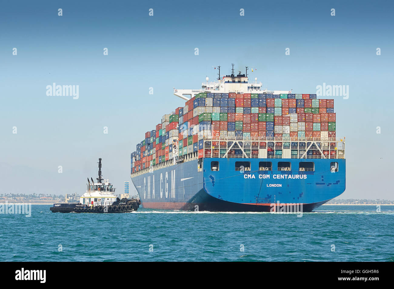 Das CMA CGM Centaurus New Panamax Containerschiff wird in das Long Beach Container Terminal, Kalifornien, USA, manövriert. Stockfoto