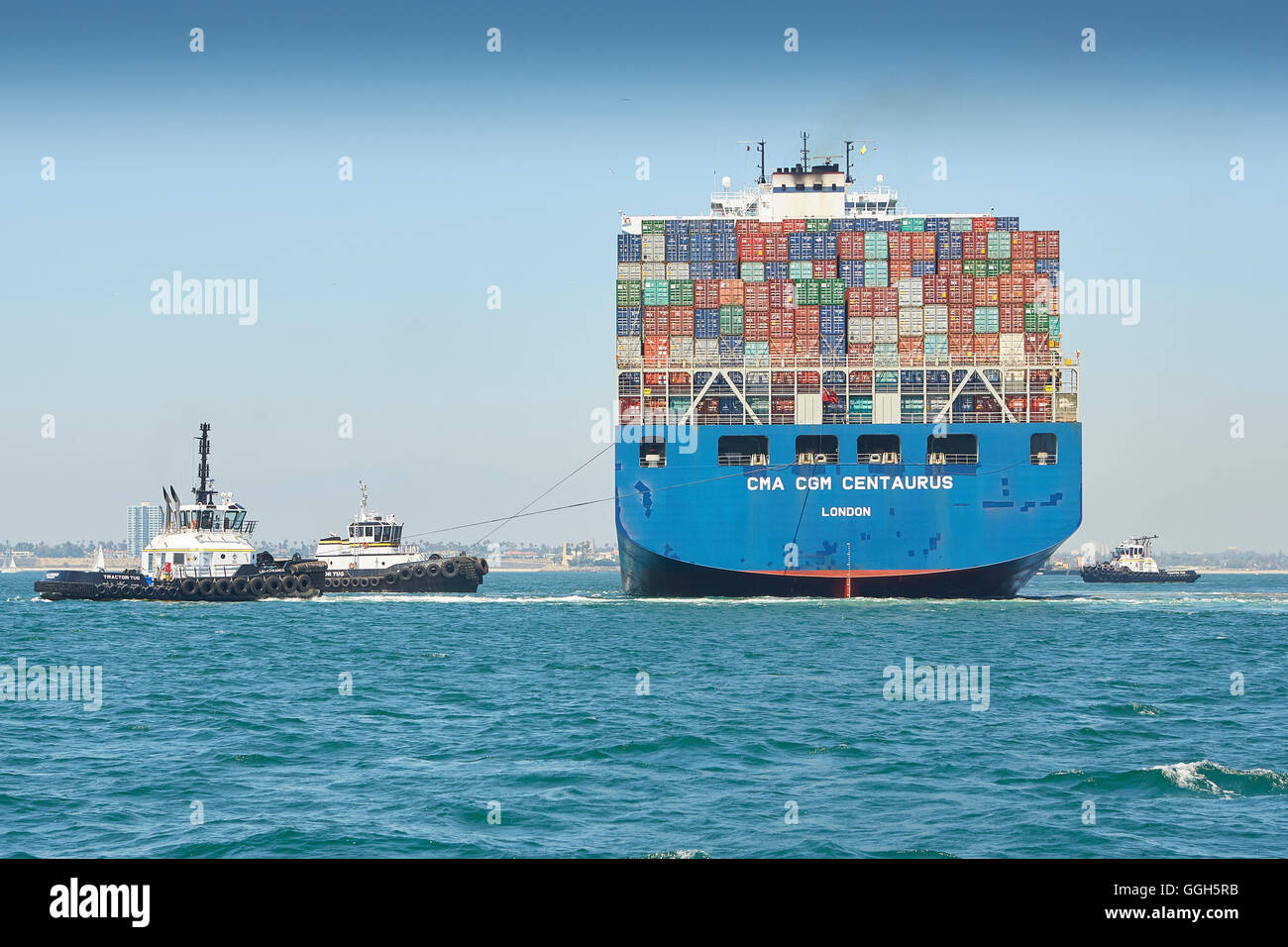 Das Giant CMA CGM Centaurus New Panamax Containerschiff wird in das Long Beach Container Terminal, Kalifornien, USA, manövriert. Stockfoto