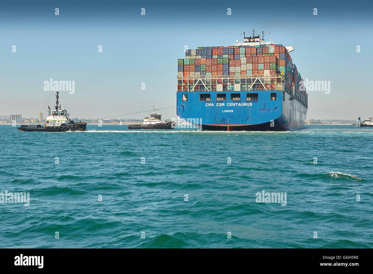 Das CMA CGM Centaurus, New Panamax Container Ship wird in das Long Beach Container Terminal, Kalifornien, USA, manövriert. Stockfoto