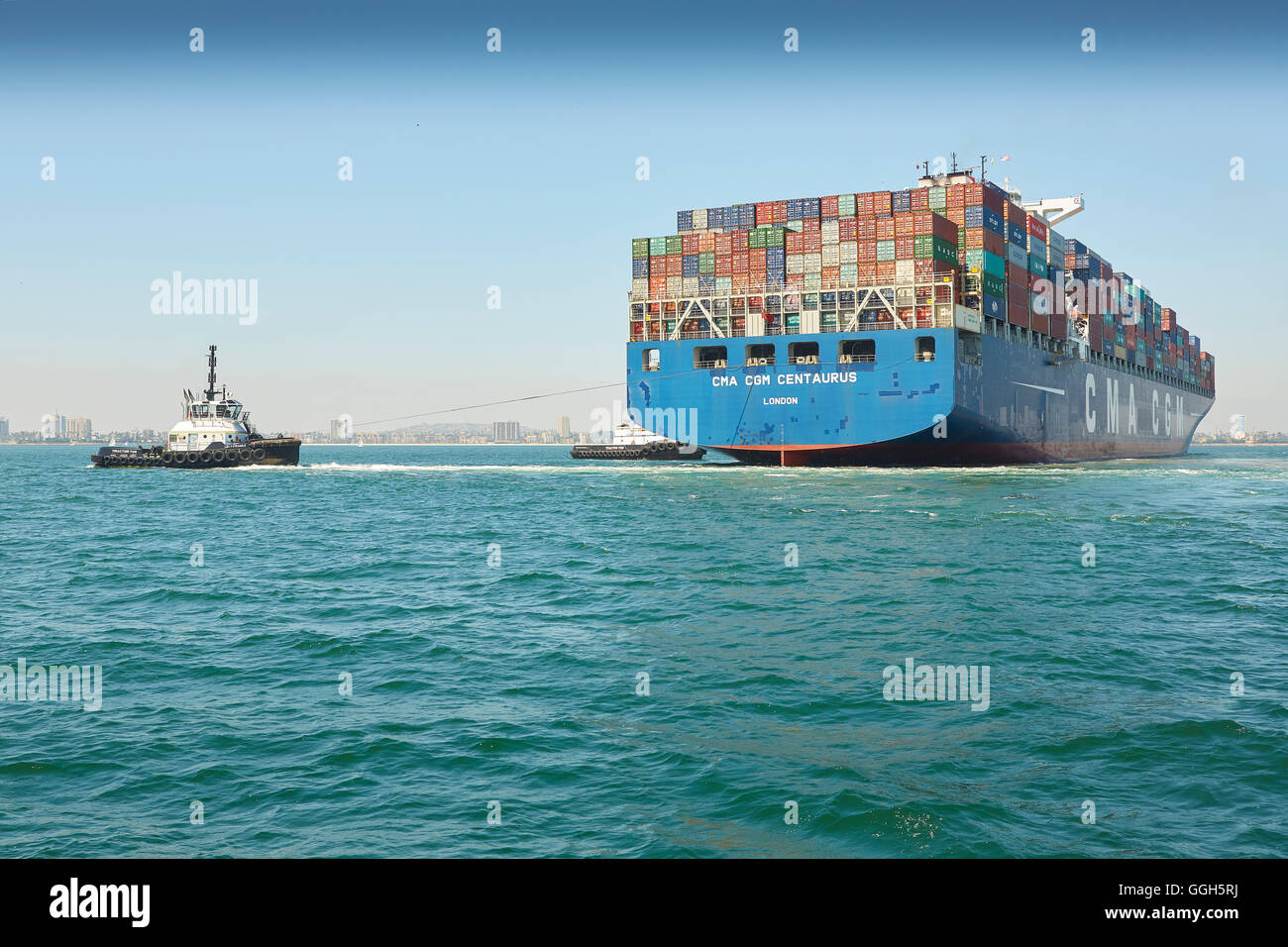 Das Giant CMA CGM Centaurus New Panamax Containerschiff wird in das Long Beach Container Terminal, Kalifornien, USA, manövriert. Stockfoto