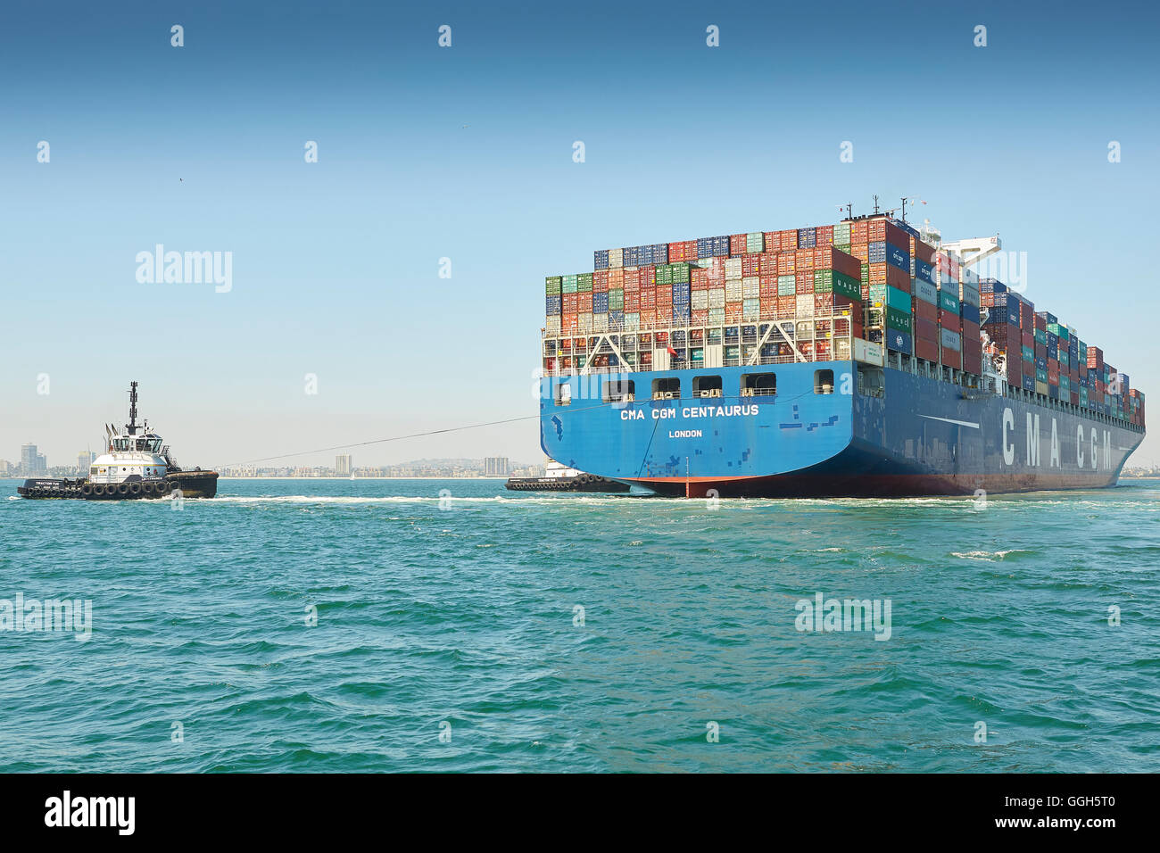 Der Riese, CMA CGM Centaurus, Container schiff Manövriert in Richtung Pier J In der Long Beach Container Terminal, Los Angeles, Kalifornien, USA. Stockfoto