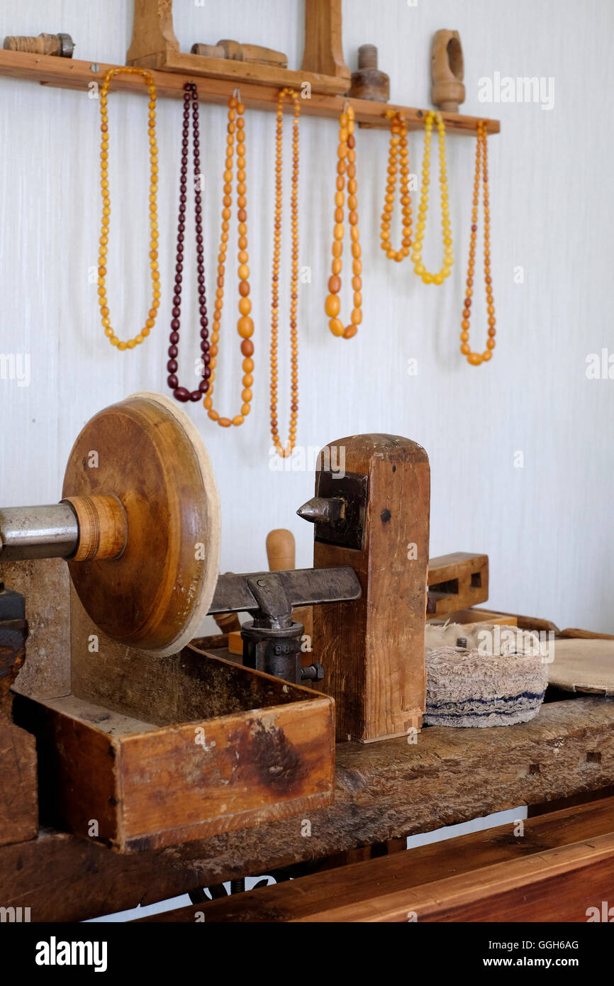 Das 19. Jahrhundert Holz- maschine Werkzeug für die Verarbeitung von Bernstein auf Anzeige an Palanga Bernsteinmuseum in Palanga in Litauen. Die Ostseeregion ist die Heimat der größten bekannten Ablagerung von Bernstein. Es stammt aus dem 44 Millionen Jahren und umfasst den Artenreichsten fossilen Insektenfauna zu Datum entdeckt. Stockfoto