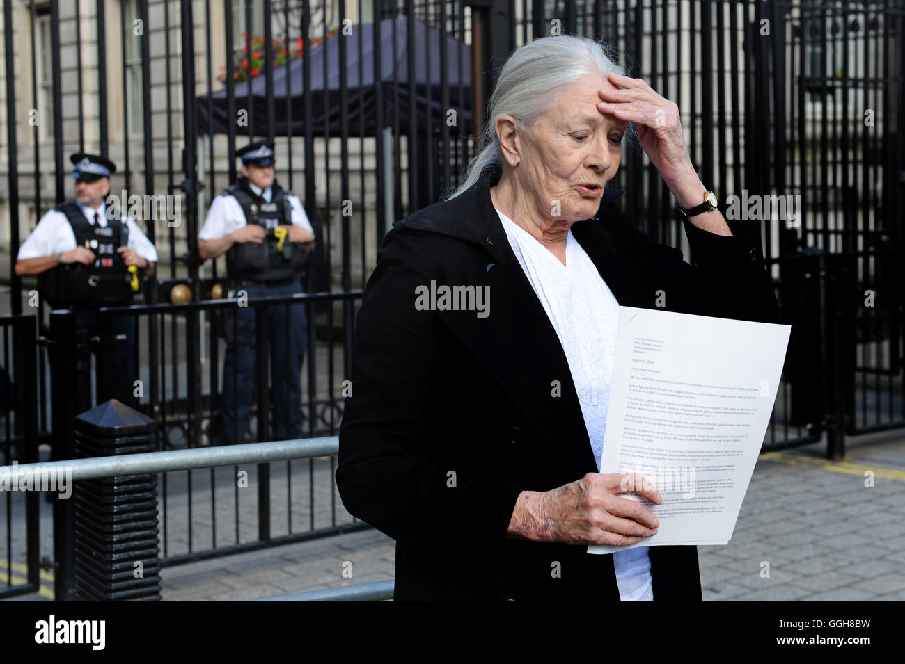 Vanessa Redgrave liefert einen Brief an 10 Downing Street in London, eine Amnestie, damit unbegleitete Kinder in das Vereinigte Königreich, die derzeit in Calais Migrant lagern und haben Familie in Großbritannien gefordert. Stockfoto