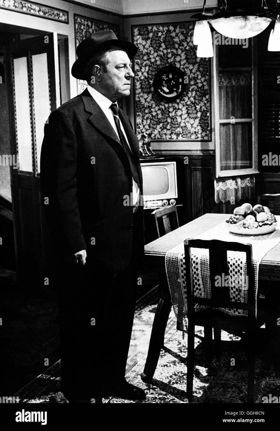 KOMMISSAR MAIGRET STELLT EINE FALLE / Maigret neigen un Piege FRA 1957 / Jean Delannoy Szene Mit JEAN GABIN (Jules Maigret). Regie: Jean Delannoy aka. Maigret neigen un ge pi Stockfoto