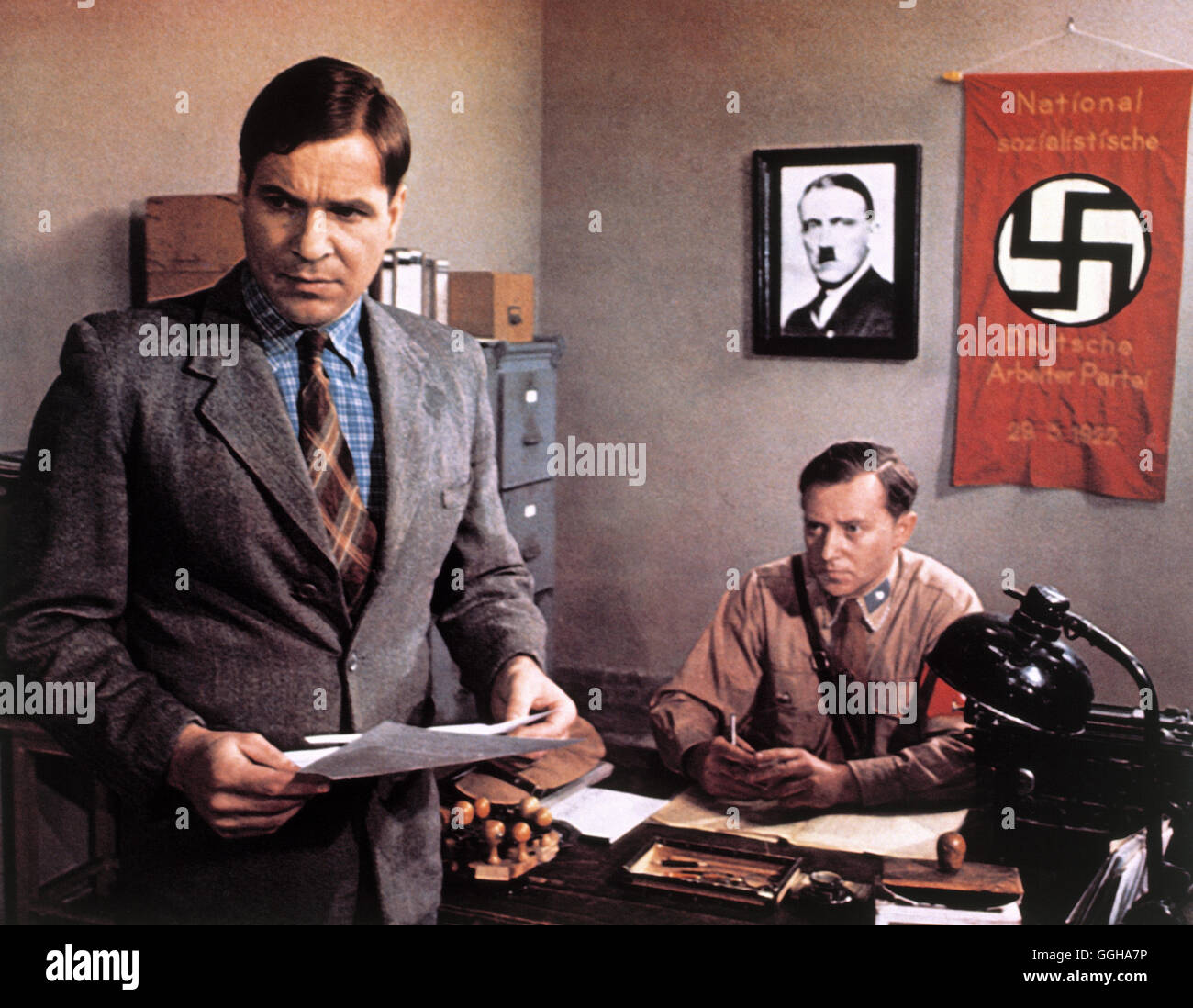 AUS EINEM DEUTSCHEN LEBEN / BRD 1977 / Theodor Kotulla Szene: Franz Lang/Rudolf Höß (GÖTZ GEORGE), Hauptmann Günther (SIGURD FITZEK) Regie: Theodor Kotulla Stockfoto