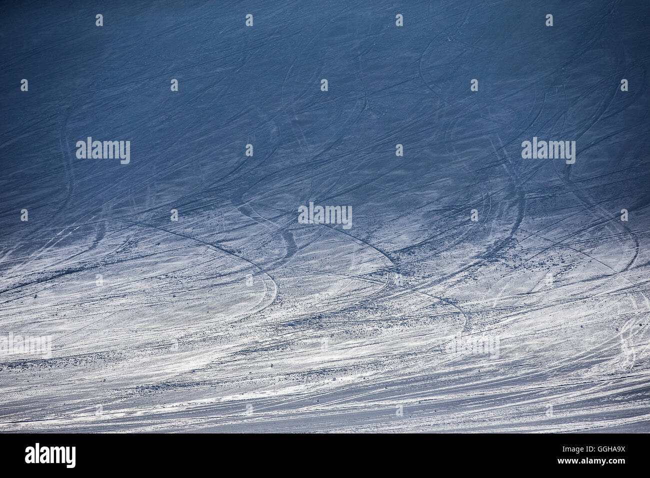 Spuren der Wintersportler im Schnee, Pitztal, Tirol, Österreich Stockfoto