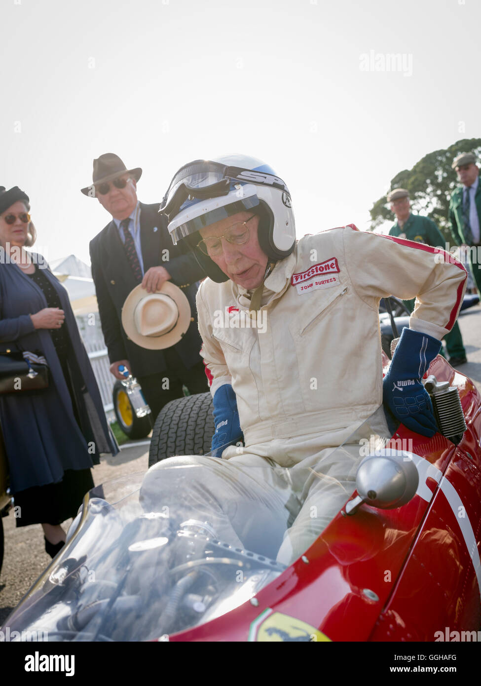 John Surtees im 1964 Ferrari 158, Goodwood Revival 2014, Rennsport, Oldtimer, Goodwood, Chichester, Sussex, England, Gre Stockfoto