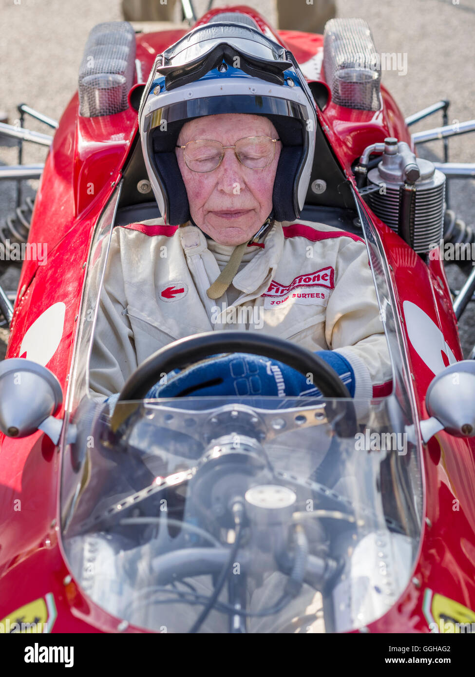 John Surtees im 1964 Ferrari 158, Goodwood Revival 2014, Rennsport, Oldtimer, Goodwood, Chichester, Sussex, England, Gre Stockfoto